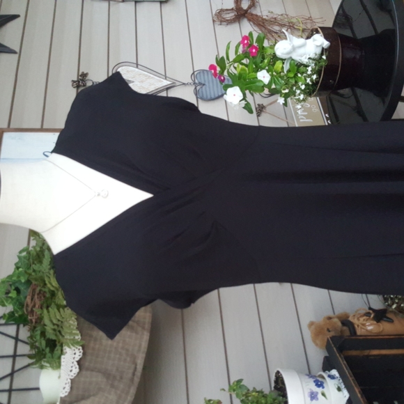 RONNI NICOLE ♡ Absolutely Gorgeous is This Comfy Sexy Black V Neck Dress 12 - Picture 6 of 10